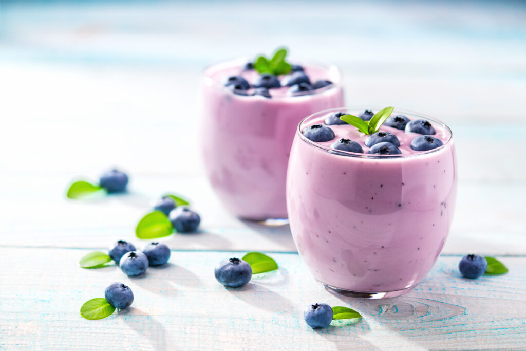 Un tazón de batido con arándanos: saludable y amigable con la pérdida de peso.