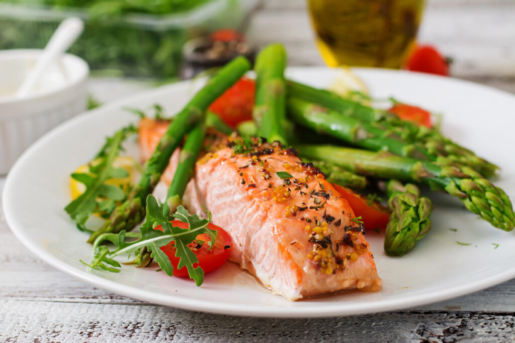 Una cena perfecta: salmón al horno con rúcula y verduras.