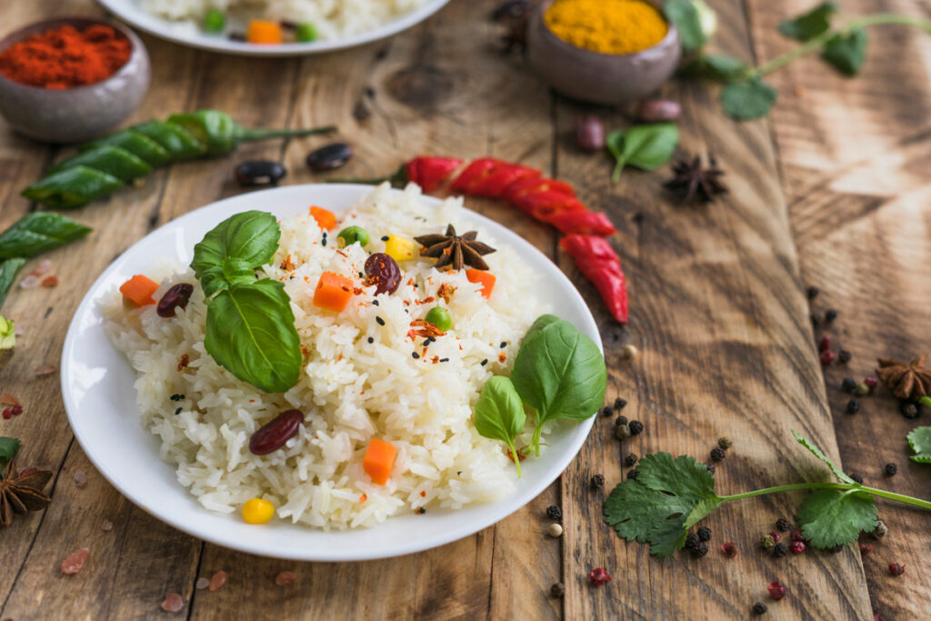Arroz al vapor con verduras: fácil de cocinar y económico.