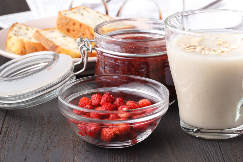 La avena nocturna contiene nutrientes como fibra, proteínas, magnesio, potasio y ácidos grasos omega 3.