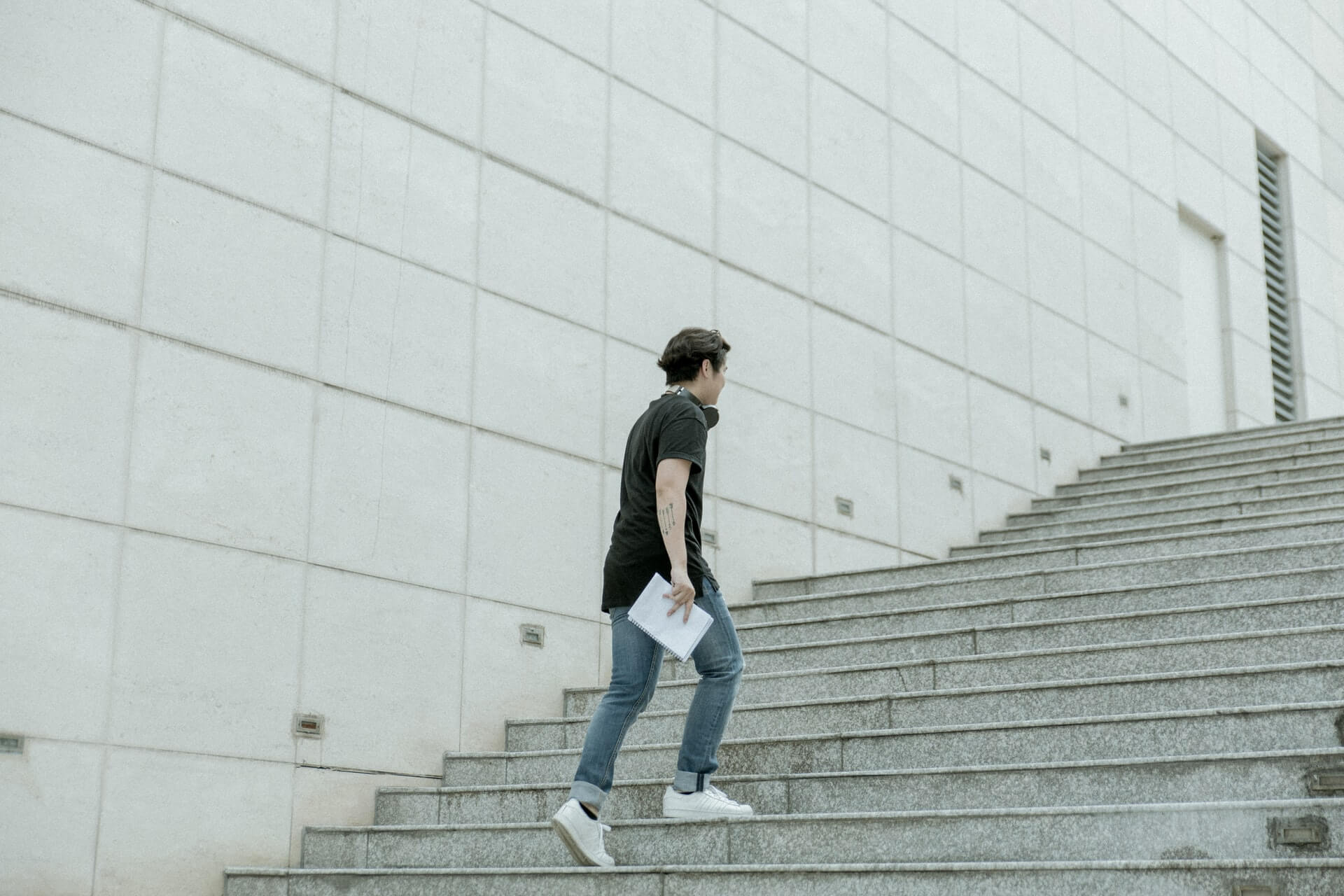 Subiendo las escaleras.