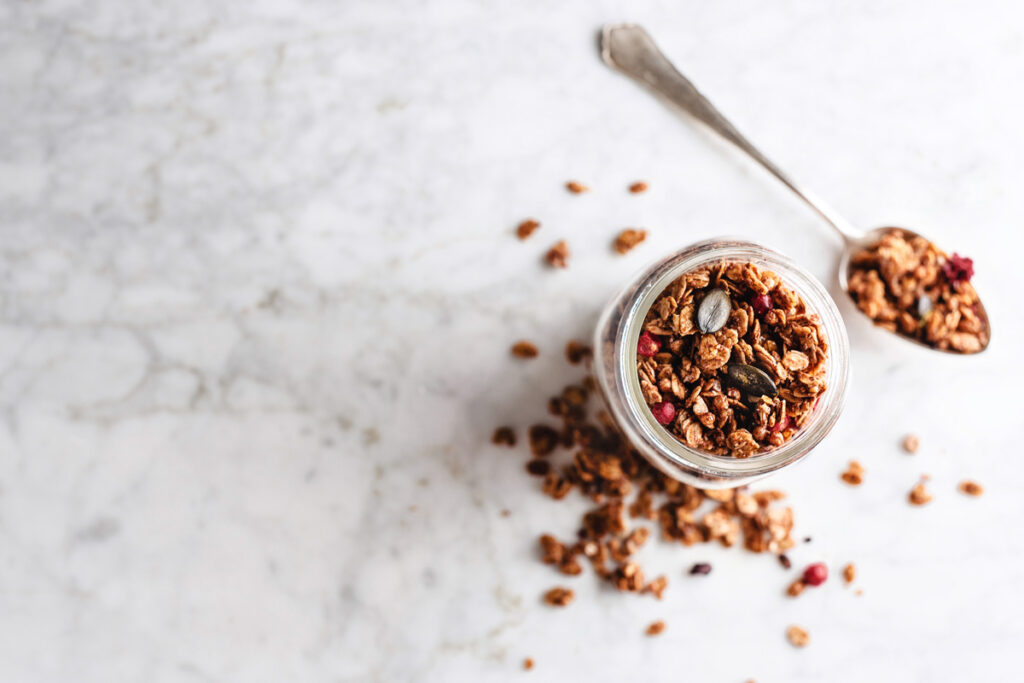 La granola es una gran fuente de hierro, zinc, vitamina E y vitaminas B.