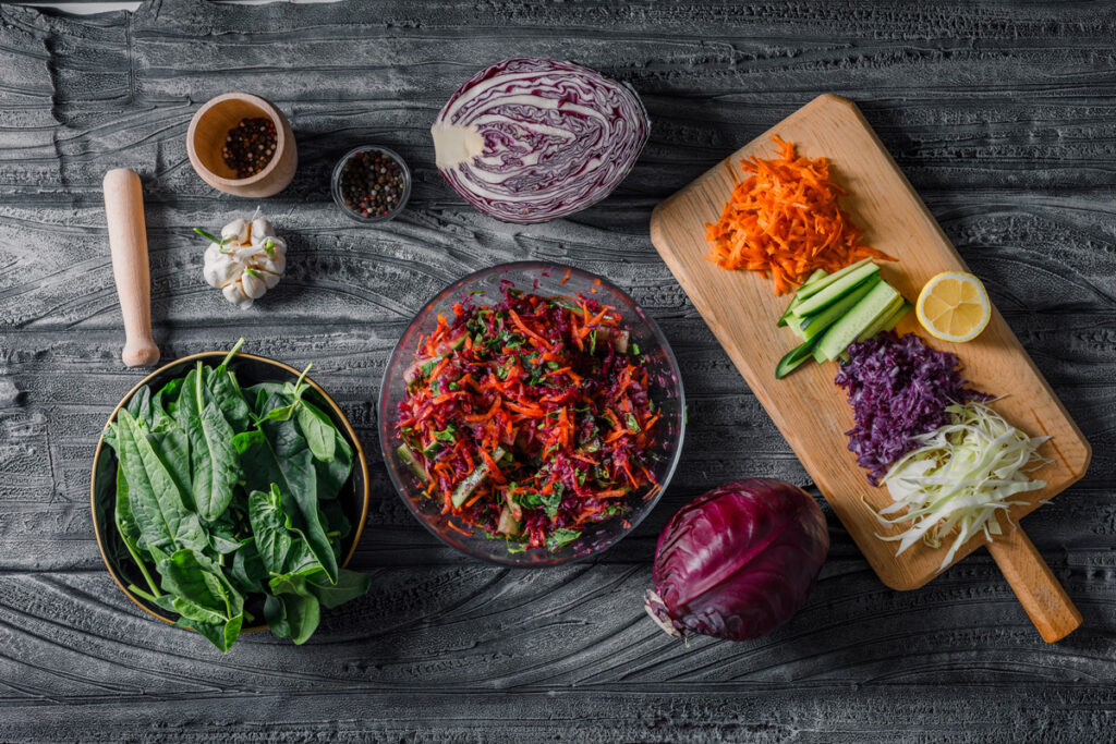 Las verduras de hoja son ingredientes perfectos para una ensalada verde saludable.