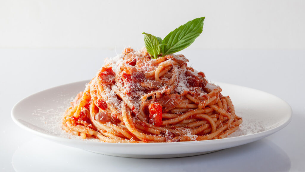 Una pasta fácil de cocinar con salsa de tomate, parmesano rallado y verduras.