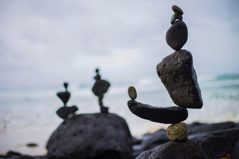 Equilibrio de la roca de la playa.
