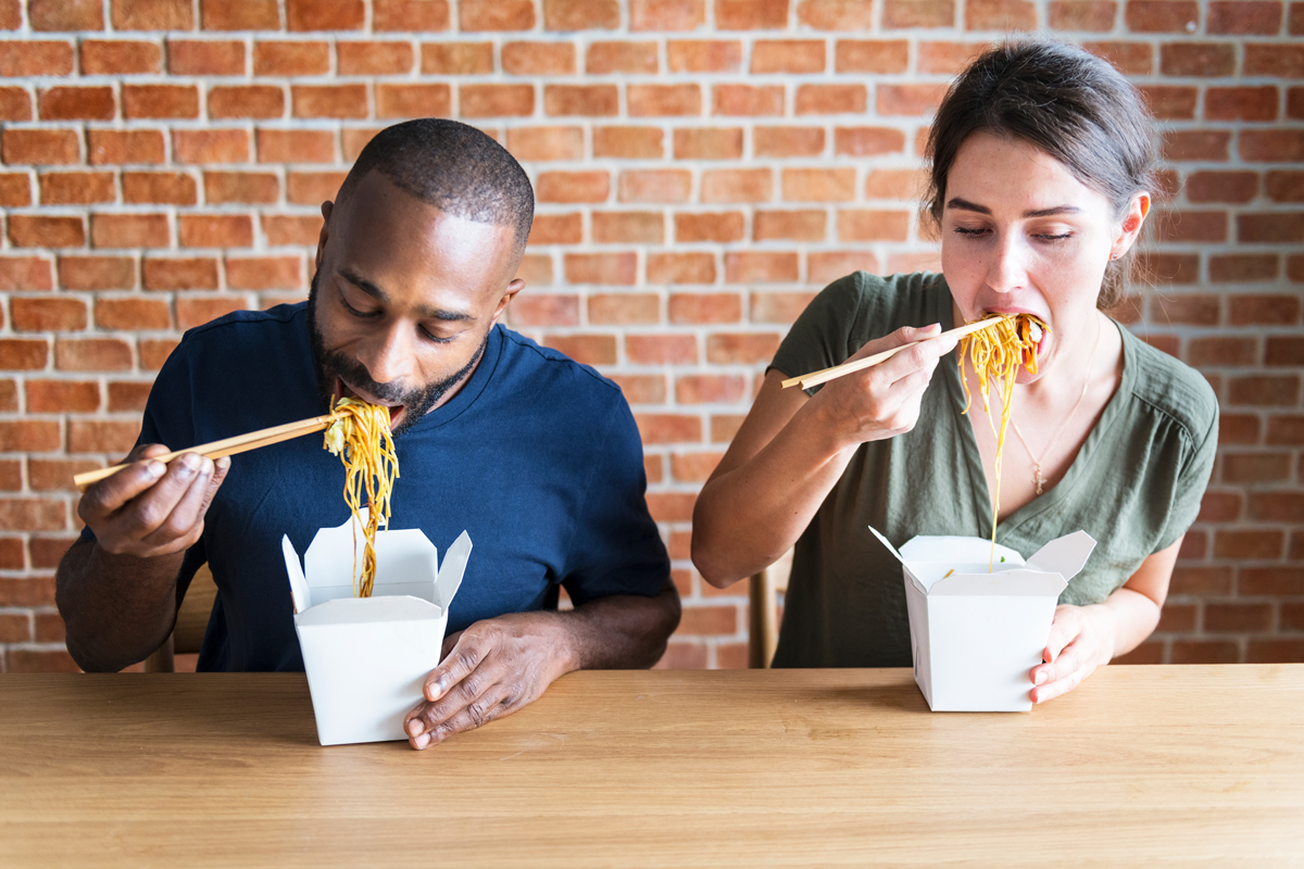 Pareja comiendo Chow mein juntos.