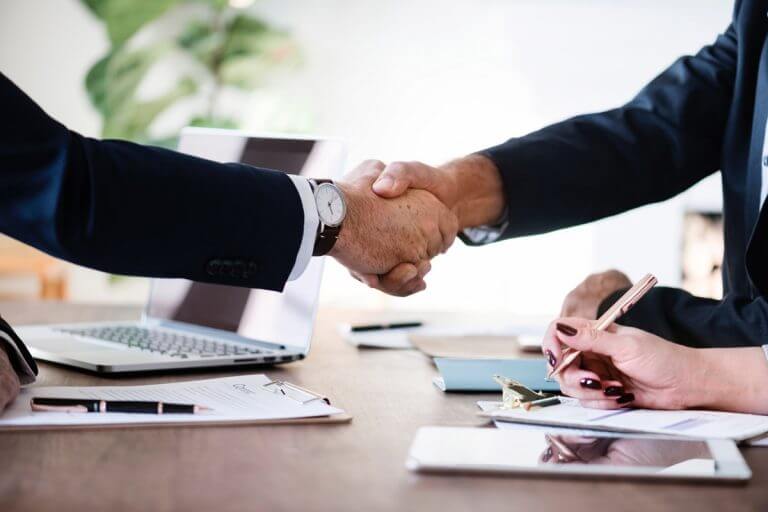 Apretón de manos de dos empresarios.